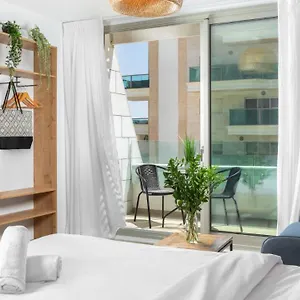 Luxury Living 100 Meter From The - By Edom דירה